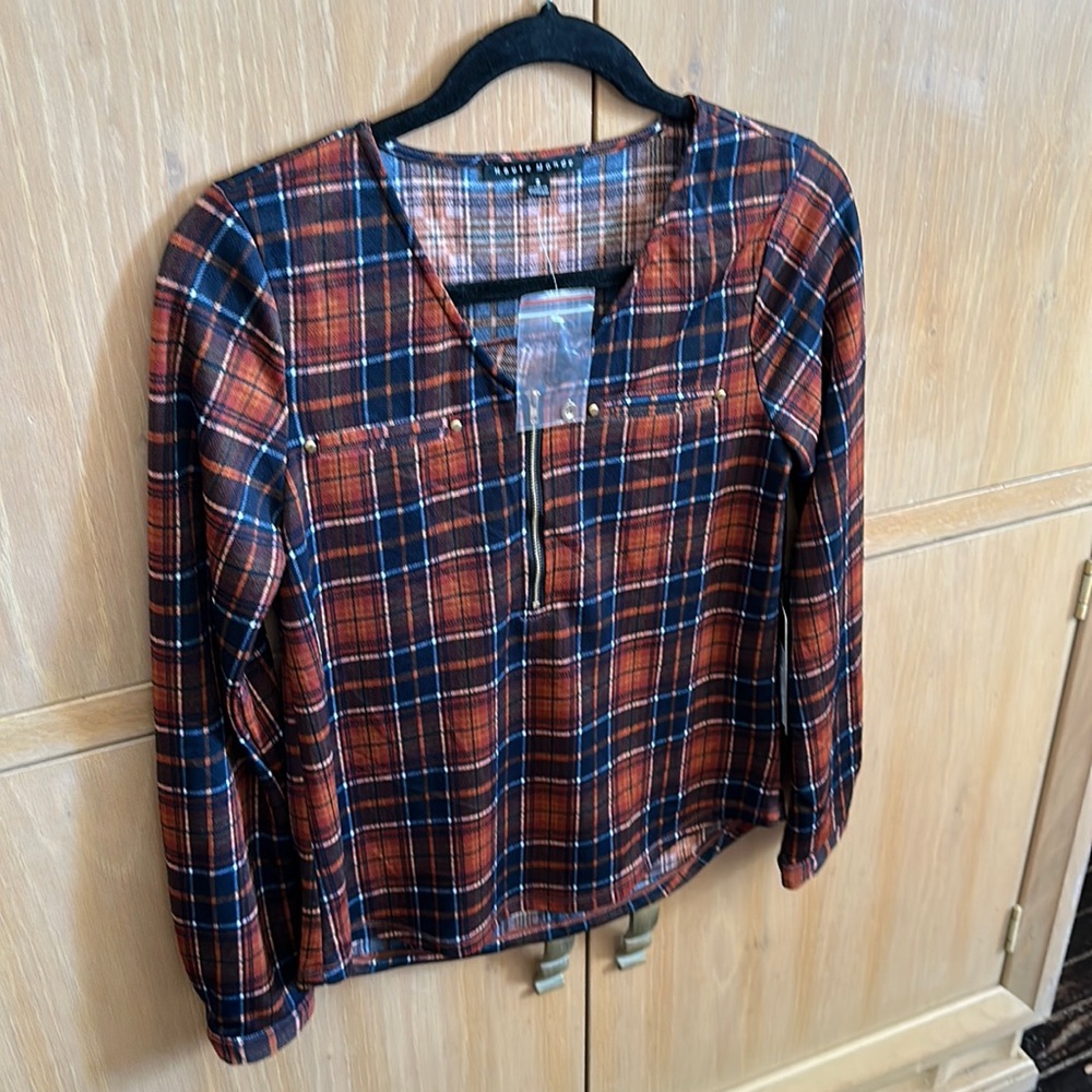 Is a cognac color with dark blue